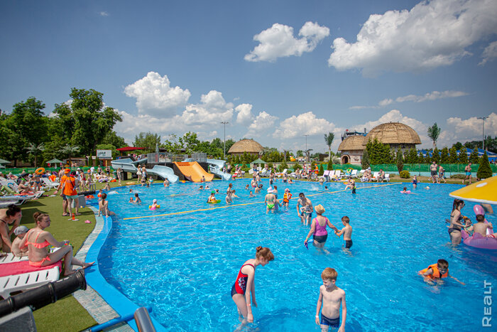 В минском "Дримленде" открылся урбан-парк с бассейнами и пляжем. Смотрите, сколько людей туда пришло в жару!