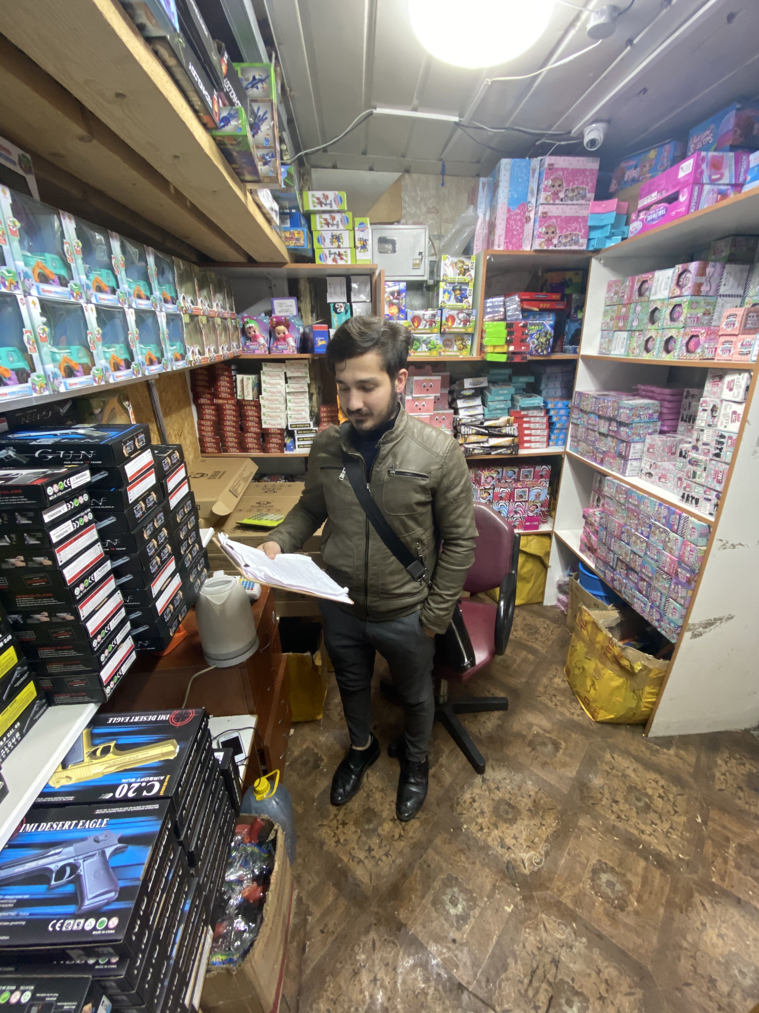 «Работал с 9 утра до 9 вечера без выходных — и мне это нравилось». Как 23-летний афганец построил бизнес на продаже игрушек