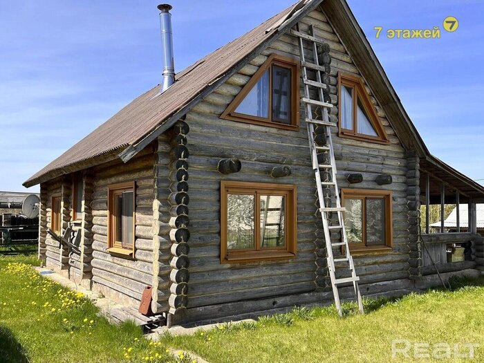 Недалеко от Минска по цене двушки продается дом в стиле русской избы. Показываем