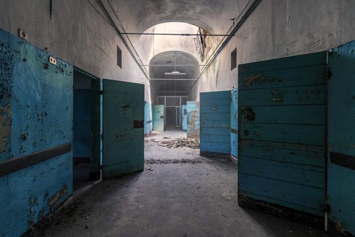Фотограф показал темную атмосферу заброшенных сумасшедших домов в Италии