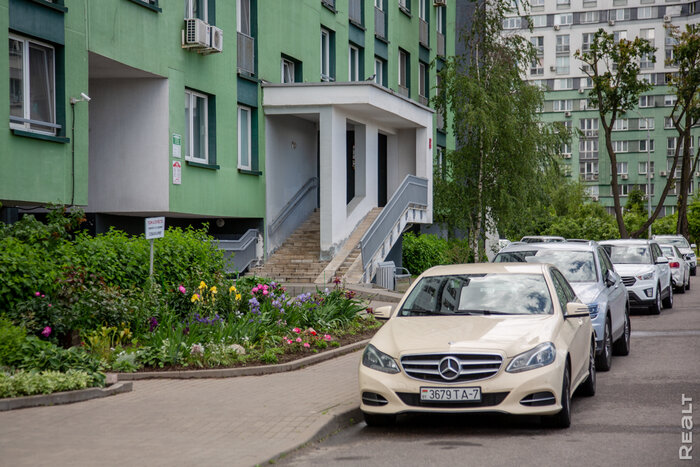 «Шутим, что ночью бродят призраки заключенных». Побывали в ЖК в Минске, который построен на месте колонии