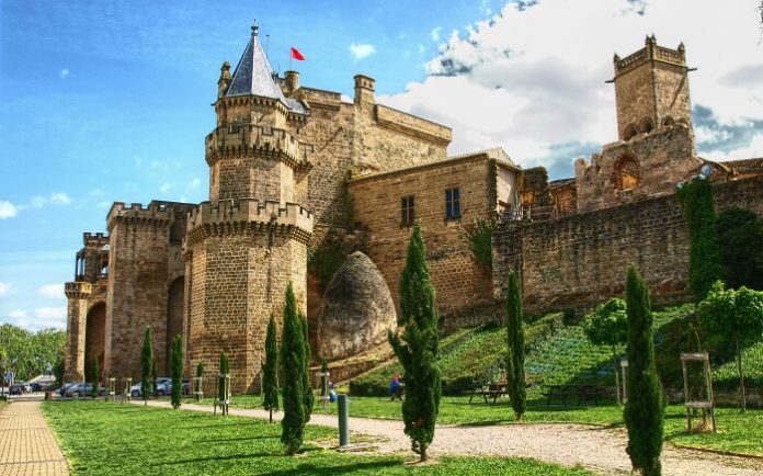 22 красивейших замка по всему миру, которые погружают в сказку