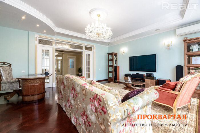 В доме для партийной элиты в центре Минска продают квартиру Притыцкого. Как там внутри и что по цене?