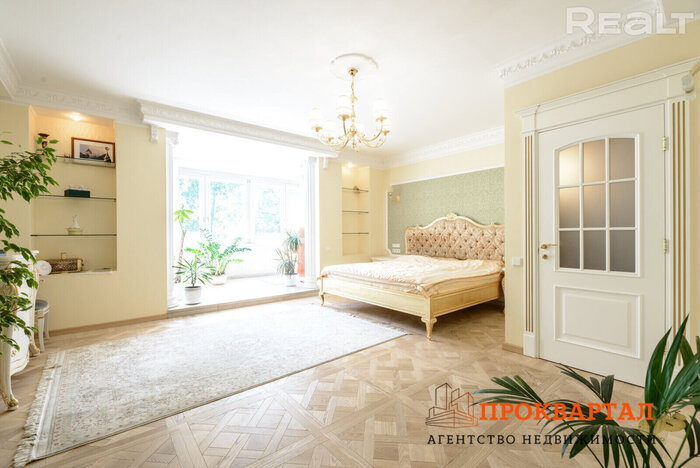 В доме для партийной элиты в центре Минска продают квартиру Притыцкого. Как там внутри и что по цене?