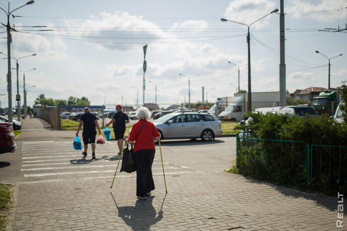 "В нашем подъезде как-то убили и расчленили женщину". Побывали на Ангарской и поговорили с местными о жизни