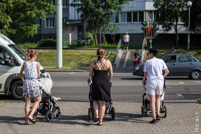 "В нашем подъезде как-то убили и расчленили женщину". Побывали на Ангарской и поговорили с местными о жизни