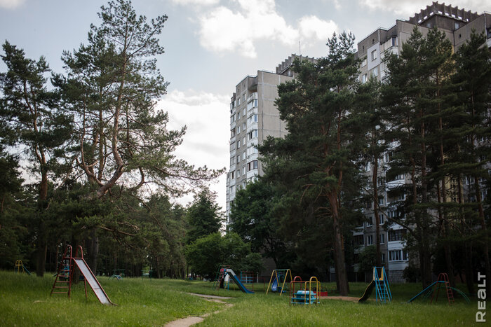 "В нашем подъезде как-то убили и расчленили женщину". Побывали на Ангарской и поговорили с местными о жизни