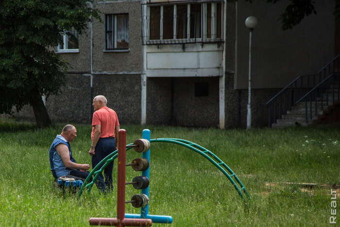 "В нашем подъезде как-то убили и расчленили женщину". Побывали на Ангарской и поговорили с местными о жизни