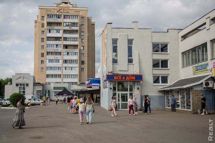 "В нашем подъезде как-то убили и расчленили женщину". Побывали на Ангарской и поговорили с местными о жизни