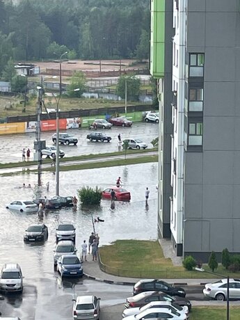 «Из-за воды заглючила электрика, машину отвез в ремонт». Жители Новой Боровой рассказали о последствиях потопа