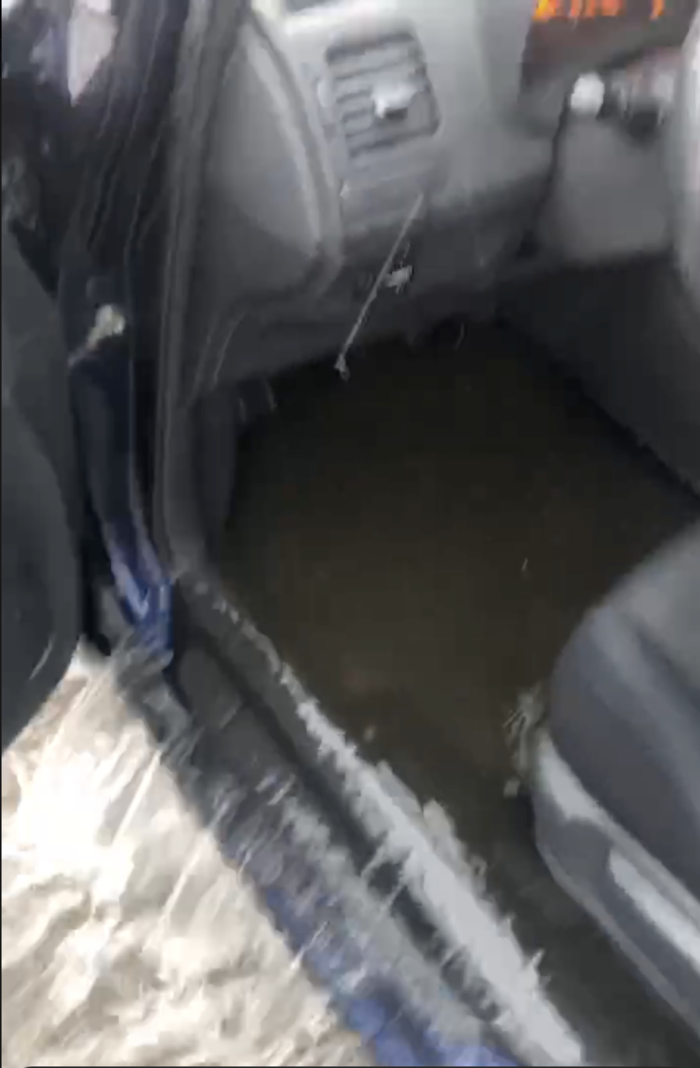 «Из-за воды заглючила электрика, машину отвез в ремонт». Жители Новой Боровой рассказали о последствиях потопа