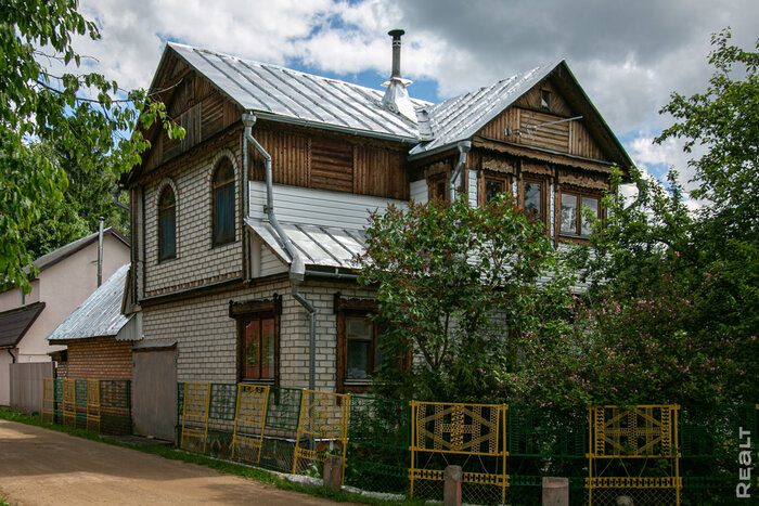 Чистый воздух и домики за 12 тысяч долларов. Побывали в классическом дачном поселке недалеко от Минского моря