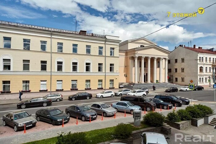 А вы знали, что это жилой дом? В здании возле Володарки в центре Минска продают квартиру (недорого)