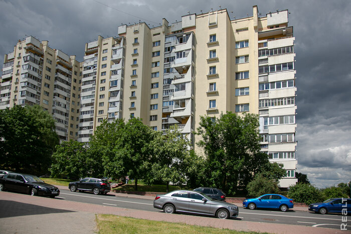 «Кровать вибрировала от салюта». Узнали, как живется в желтых домах напротив стелы в Минске