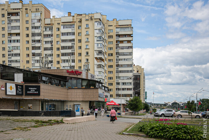 «Кровать вибрировала от салюта». Узнали, как живется в желтых домах напротив стелы в Минске