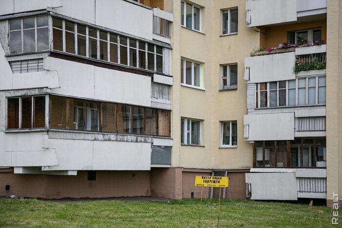 «Кровать вибрировала от салюта». Узнали, как живется в желтых домах напротив стелы в Минске