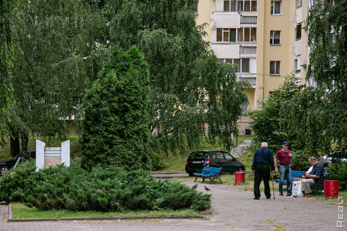 «Кровать вибрировала от салюта». Узнали, как живется в желтых домах напротив стелы в Минске