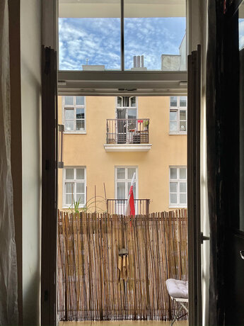 «На одну квартиру претендует 50 человек». Белорусы рассказали, как они снимали жилье за границей