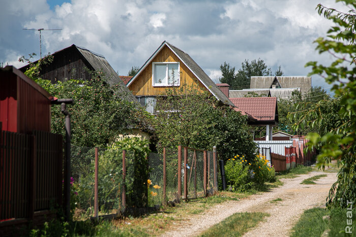 Сосновый лес и дома от 28 тысяч долларов. Побывали в дачном поселке, спрятанном за кольцевой