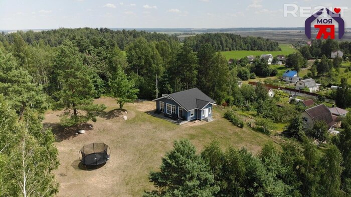 В 25 км от Минска продается дом в скандинавском стиле с видом на лес. Сколько стоит?