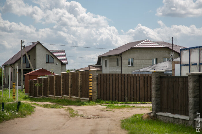 «Земля тут не такая дорогая, как в Колодищах или Боровлянах». Побывали в садовом товариществе с газом и своей Рублевкой