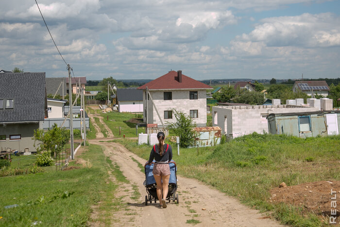 «Земля тут не такая дорогая, как в Колодищах или Боровлянах». Побывали в садовом товариществе с газом и своей Рублевкой