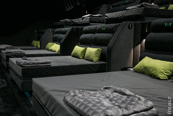 «В декабре посмотрим «Аватара» в IMAX». Побывали в том самом кинотеатре с кроватями, который завтра откроется в Минске