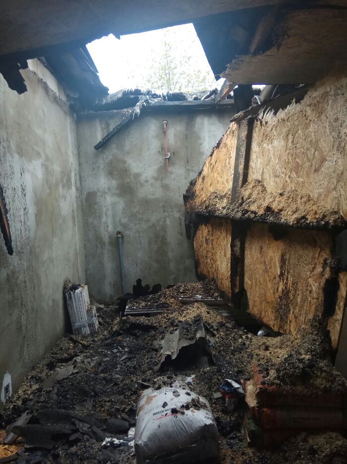 «За 40 минут остались только стены». Белорусы заново строят дом — он сгорел, когда проводили газ