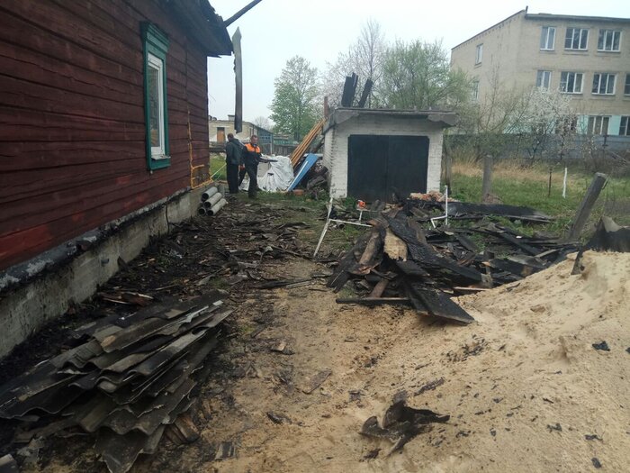 «За 40 минут остались только стены». Белорусы заново строят дом — он сгорел, когда проводили газ