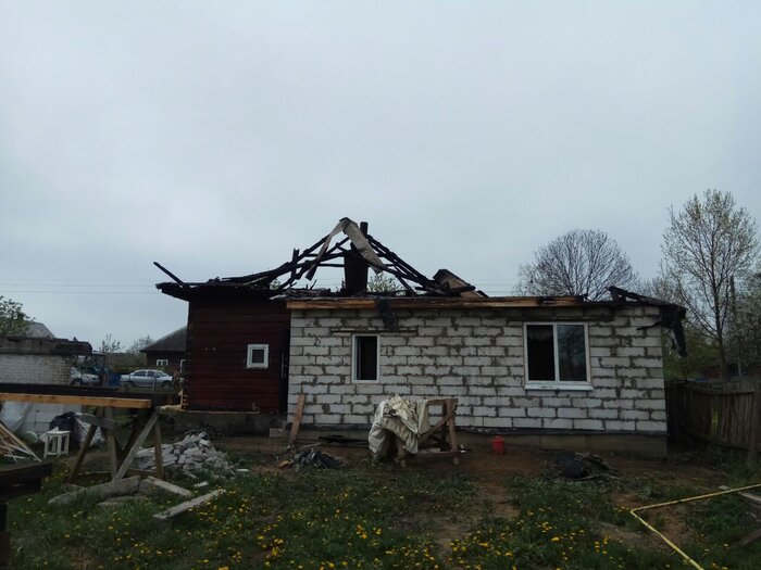 «За 40 минут остались только стены». Белорусы заново строят дом — он сгорел, когда проводили газ