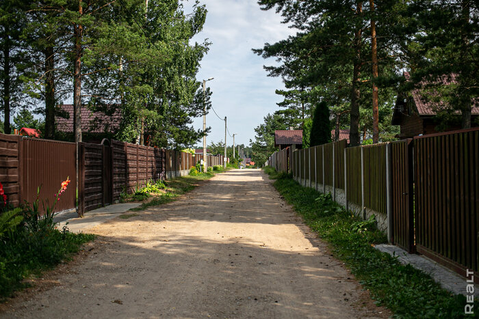 Через дорогу – китайцы, а над головой – самолеты. Побывали в классном дачном поселке рядом с Национальным аэропортом