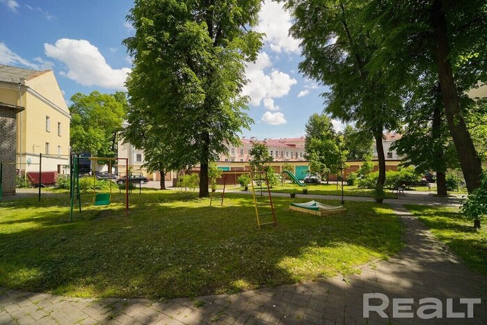Смотрите, какая стильная квартира с камином продается в сталинке на проспекте Независимости в Минске