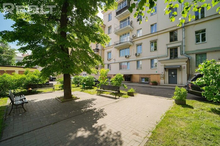 Смотрите, какая стильная квартира с камином продается в сталинке на проспекте Независимости в Минске