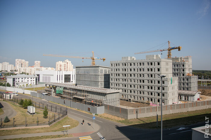 Посмотрели, как сейчас выглядит стройка огромного посольства Китая в престижном месте Минска