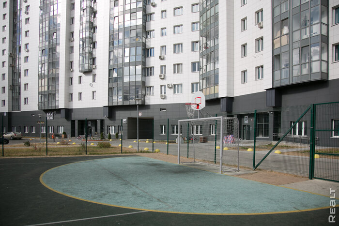 «Чужие тут не ходят». Побывали в самом высоком ЖК Минска, который строили больше 10 лет и наконец сдали