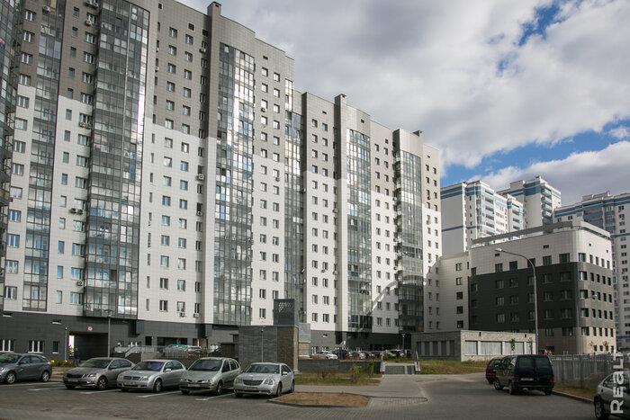 «Чужие тут не ходят». Побывали в самом высоком ЖК Минска, который строили больше 10 лет и наконец сдали