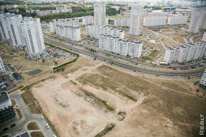«Чужие тут не ходят». Побывали в самом высоком ЖК Минска, который строили больше 10 лет и наконец сдали