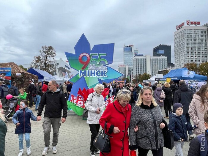 Байкеры, рыцари и белорусская кухня. Показываем, как проходит День города в центре Минска