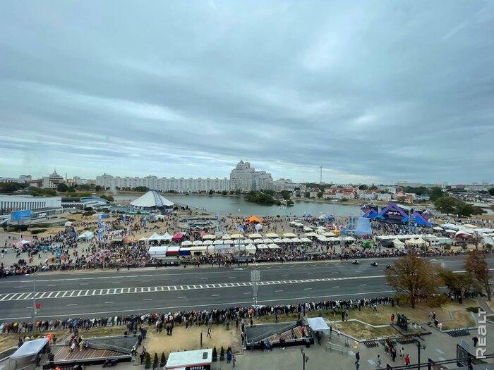 Байкеры, рыцари и белорусская кухня. Показываем, как проходит День города в центре Минска