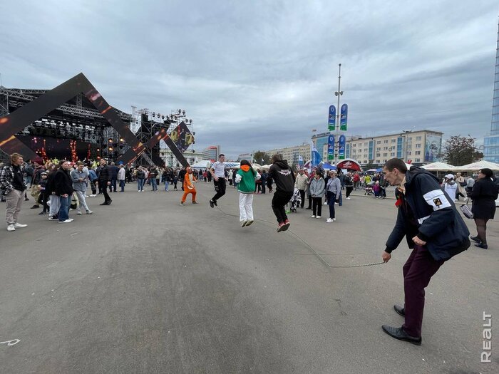 Байкеры, рыцари и белорусская кухня. Показываем, как проходит День города в центре Минска