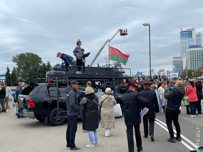 Байкеры, рыцари и белорусская кухня. Показываем, как проходит День города в центре Минска