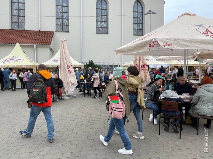 Байкеры, рыцари и белорусская кухня. Показываем, как проходит День города в центре Минска