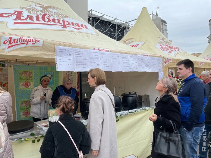 Байкеры, рыцари и белорусская кухня. Показываем, как проходит День города в центре Минска