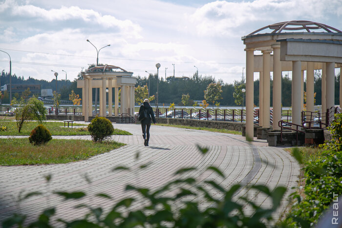 «Сейчас я бы тут не строилась: много машин и мало природы». Как живется в тех самых домах-кольцах у МКАД