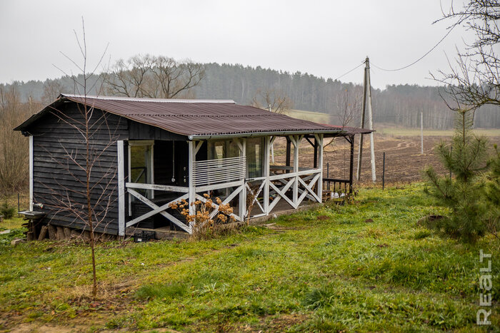 "Соседи удивились". Минчане построили дом и баню в деревне, чтобы зимовать с комфортом