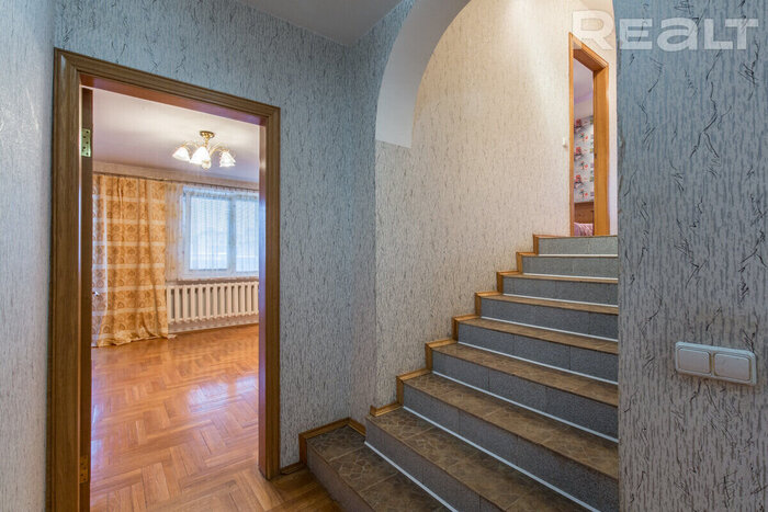Нашли в Минске еще одну многоэтажку с трехуровневыми квартирами. В нулевых там работал известный мебельный магазин
