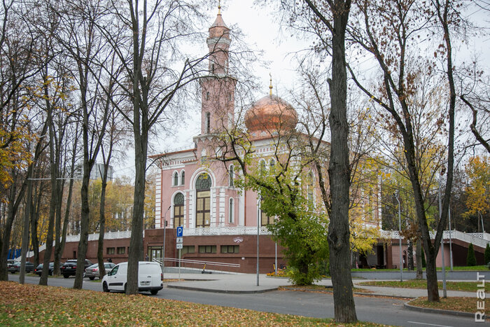 Как живется в домах рядом с единственной в Минске мечетью? Прогулялись по очень контрастной улице