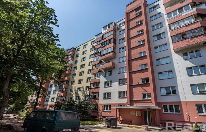 В Минске на аукцион выставили двушку с ремонтом. Во сколько оценили квартиру должника?