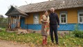 Молодая семья купила старый дом в деревне и обставляет его вещами бабушек и дедушек. Побывали у них в гостях