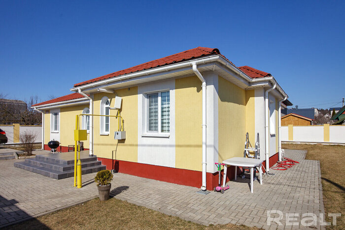 Из блоков, с газом, до Минска 15 км. На продажу выставили красивый дом (цена - не космическая)